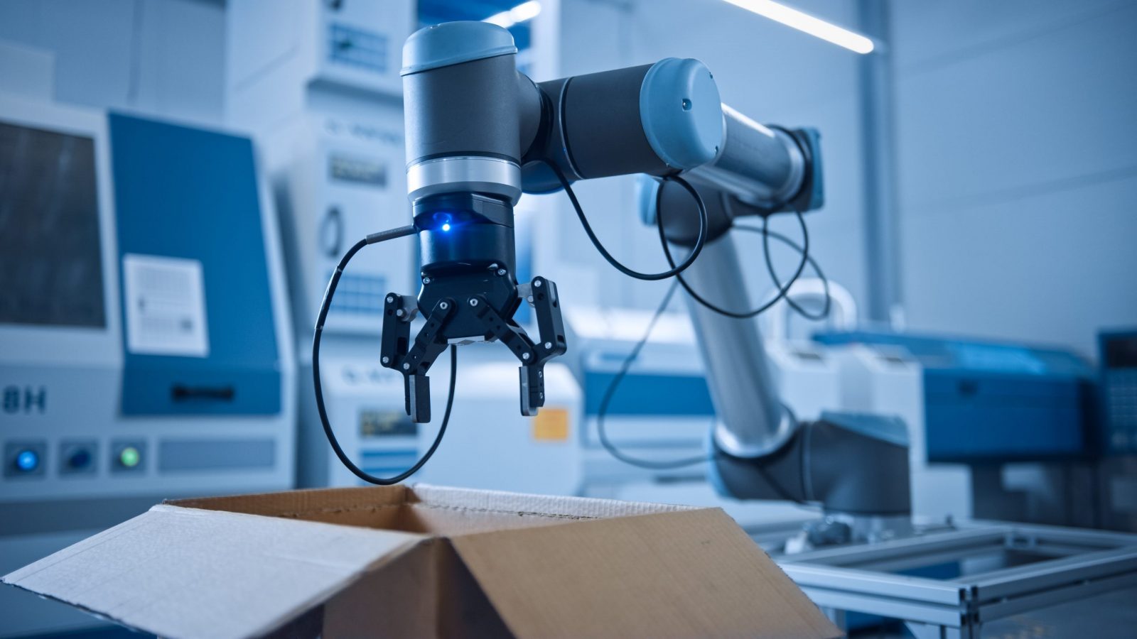 Industry 4.0 Modern Factory: Programmed Robot arm Packing Metal