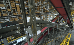 Conveyor system and carousel storage in cold storage warehouse