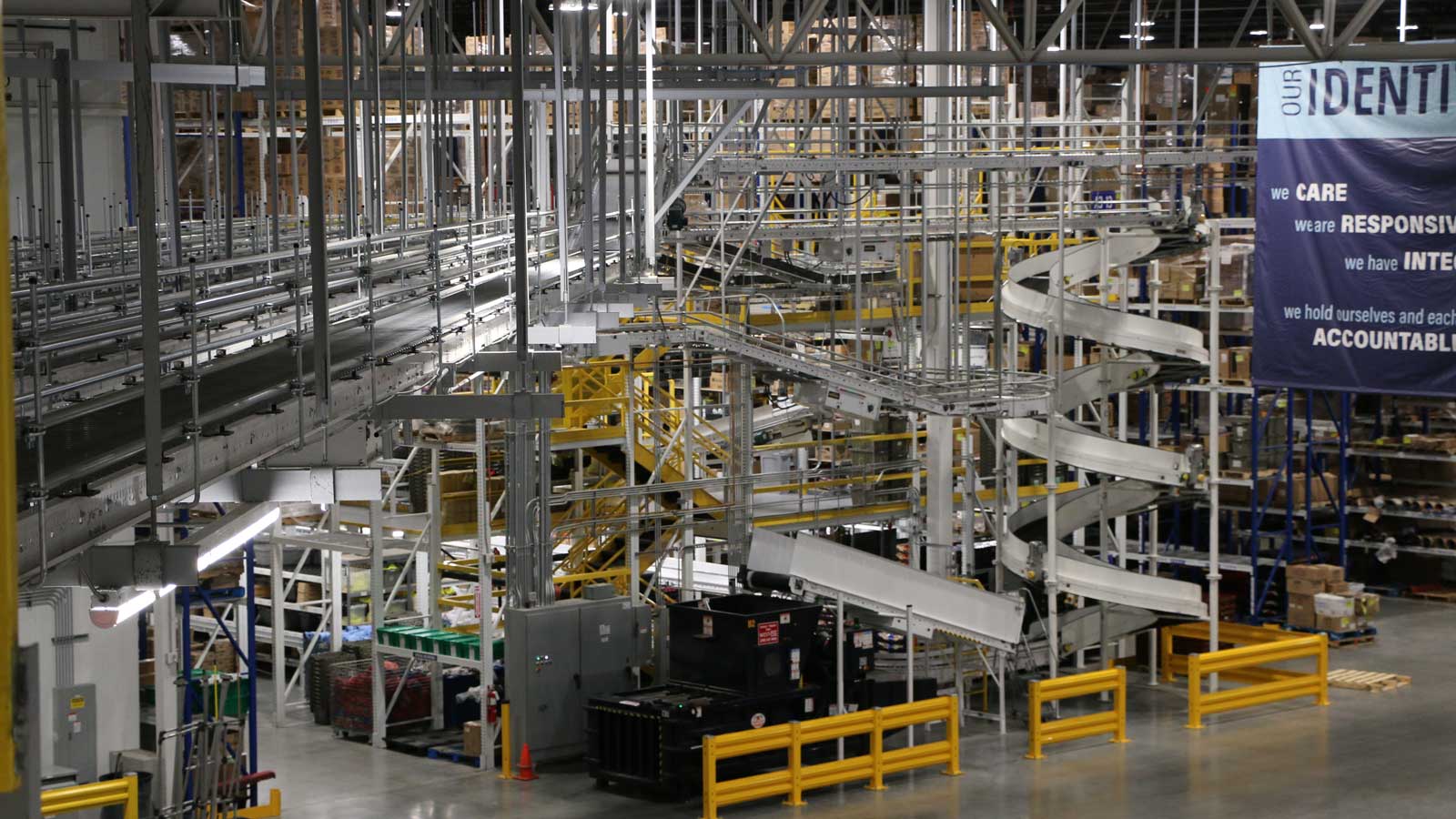 Belt and spiral conveyor system in a distribution warehouse