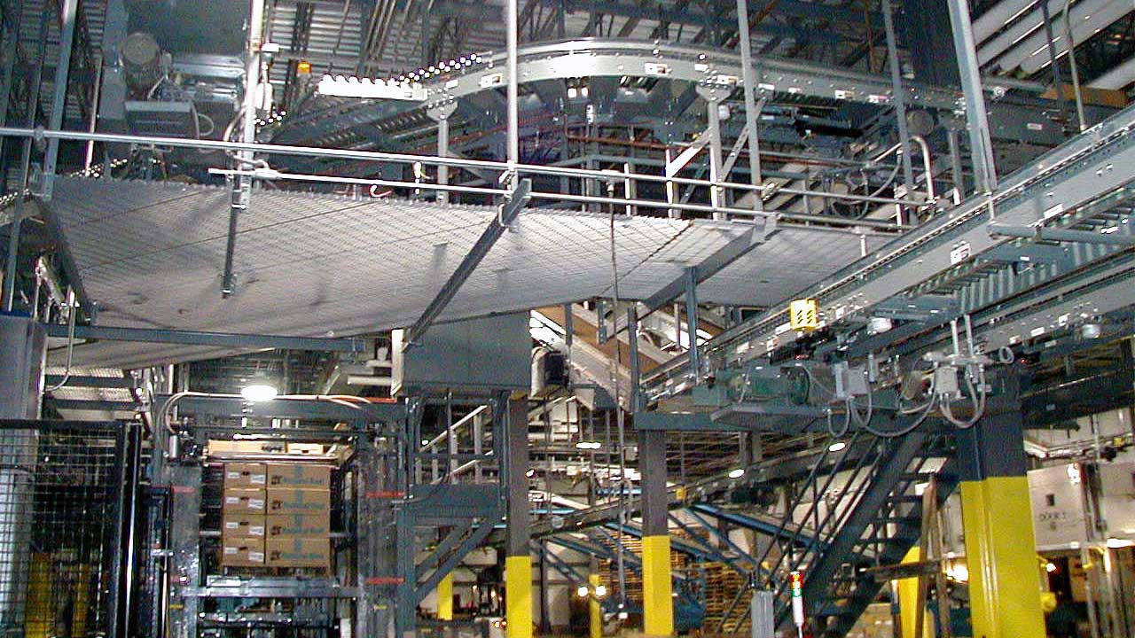 Conveyor and palletizing system in a food warehouse
