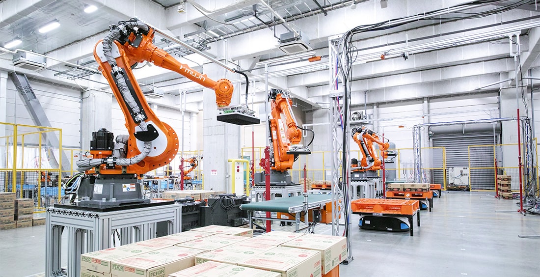 Orange-Mujin-robots-in-the-demo-room-min