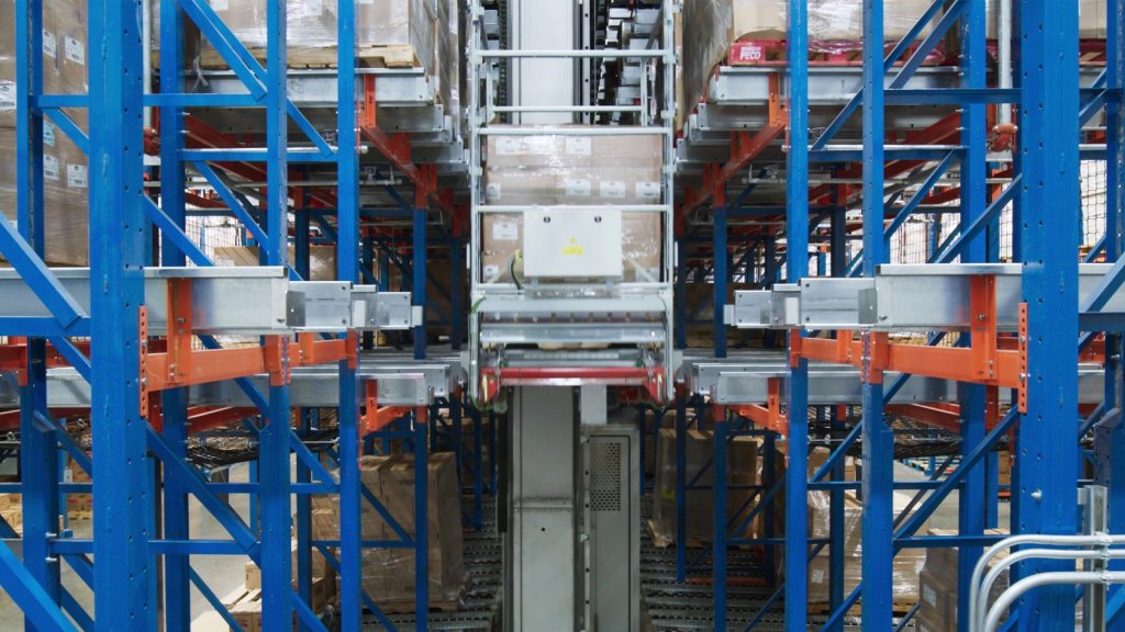 Crane-based AS/RS (automated storage and retrieval system) inside a cold storage operation.