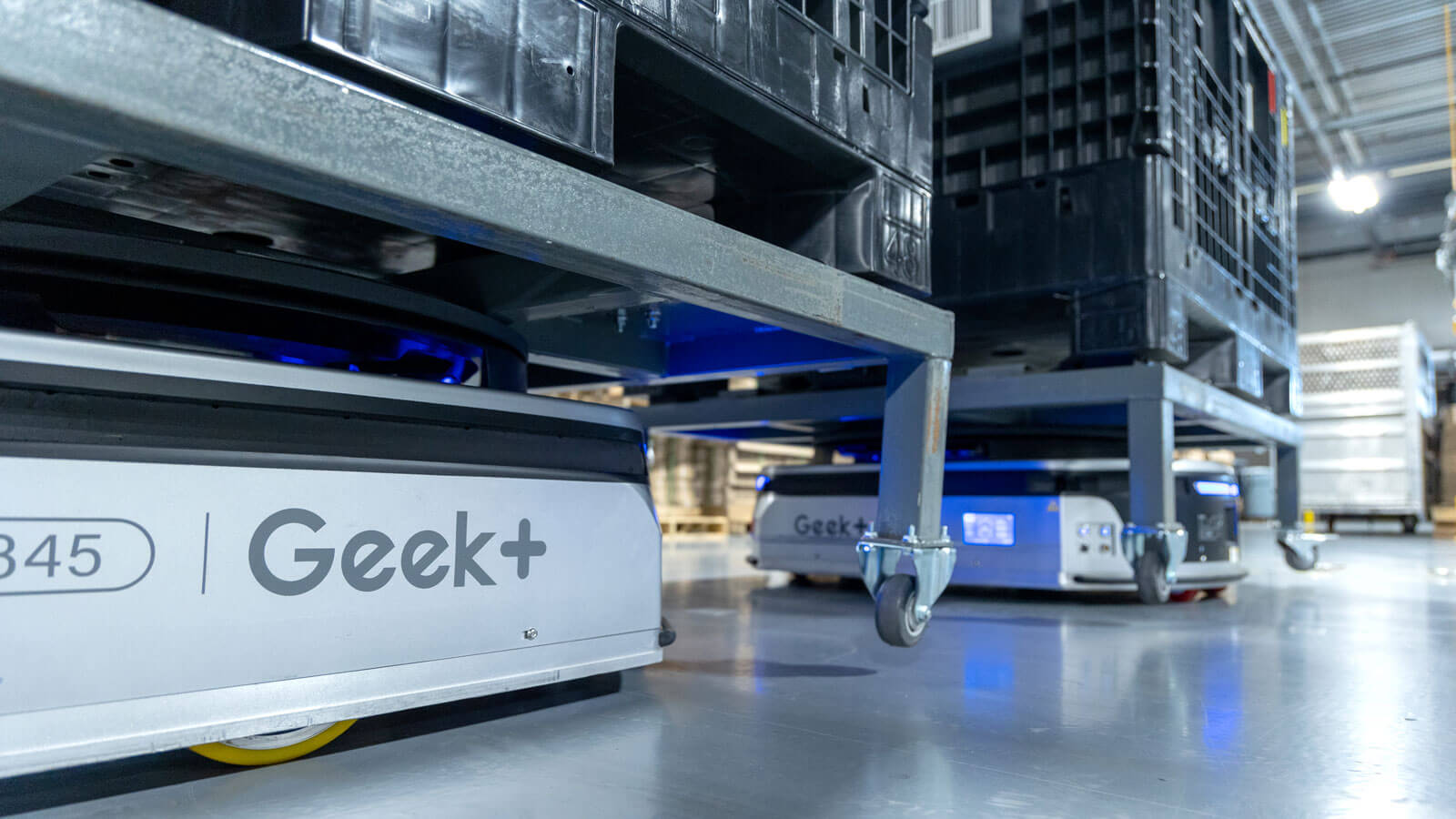 Geek+ AMR carrying bulk container