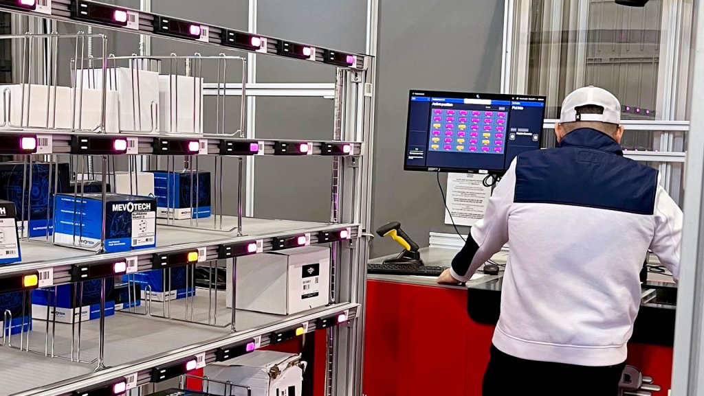 Pick-to-light cart with AutoStore and worker