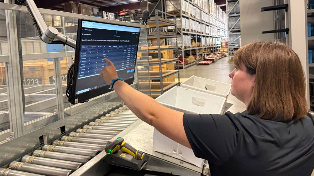 Employee using Opto for warehouse picking