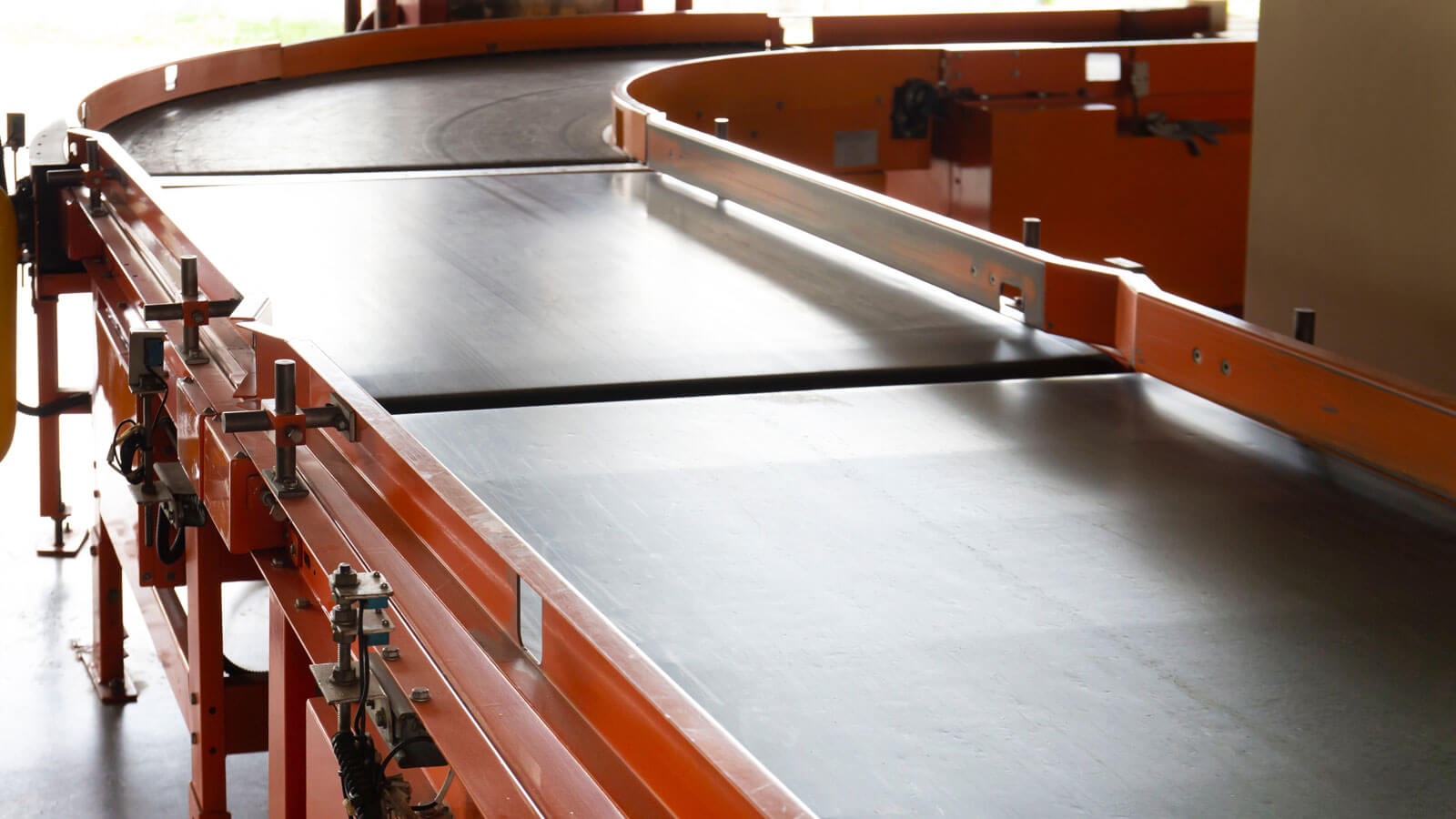 Belt-Conveyor-on-Manufacturing-Floor