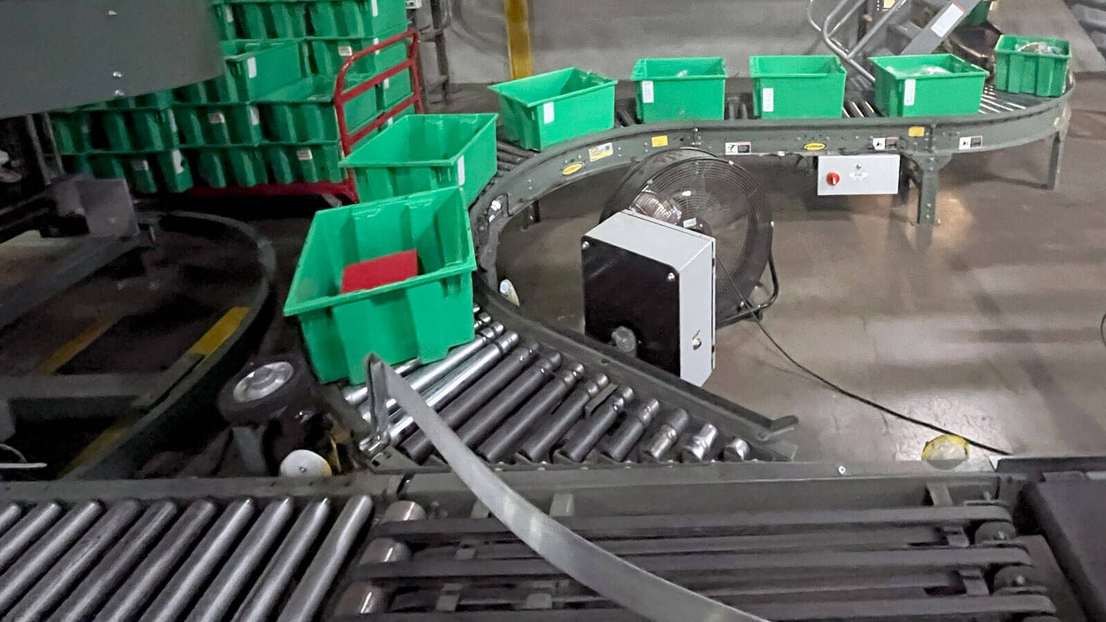 Conveyor-Diverter-with-Totes-in-Warehouse