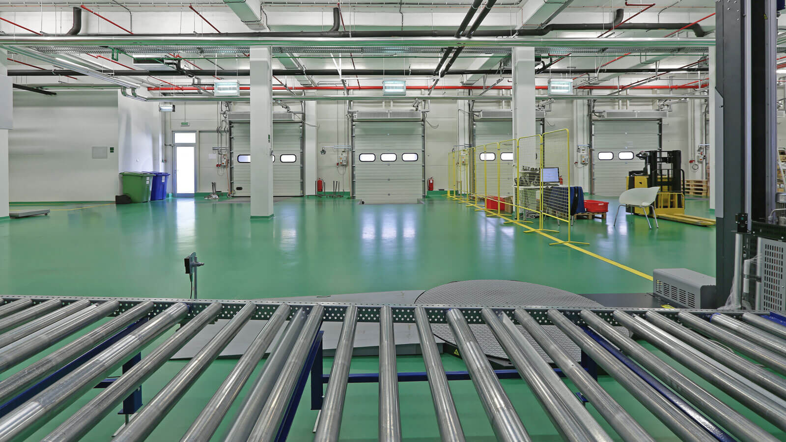 Gravity-Conveyor-Near-Shipping-Dock-Doors-in-Warehouse
