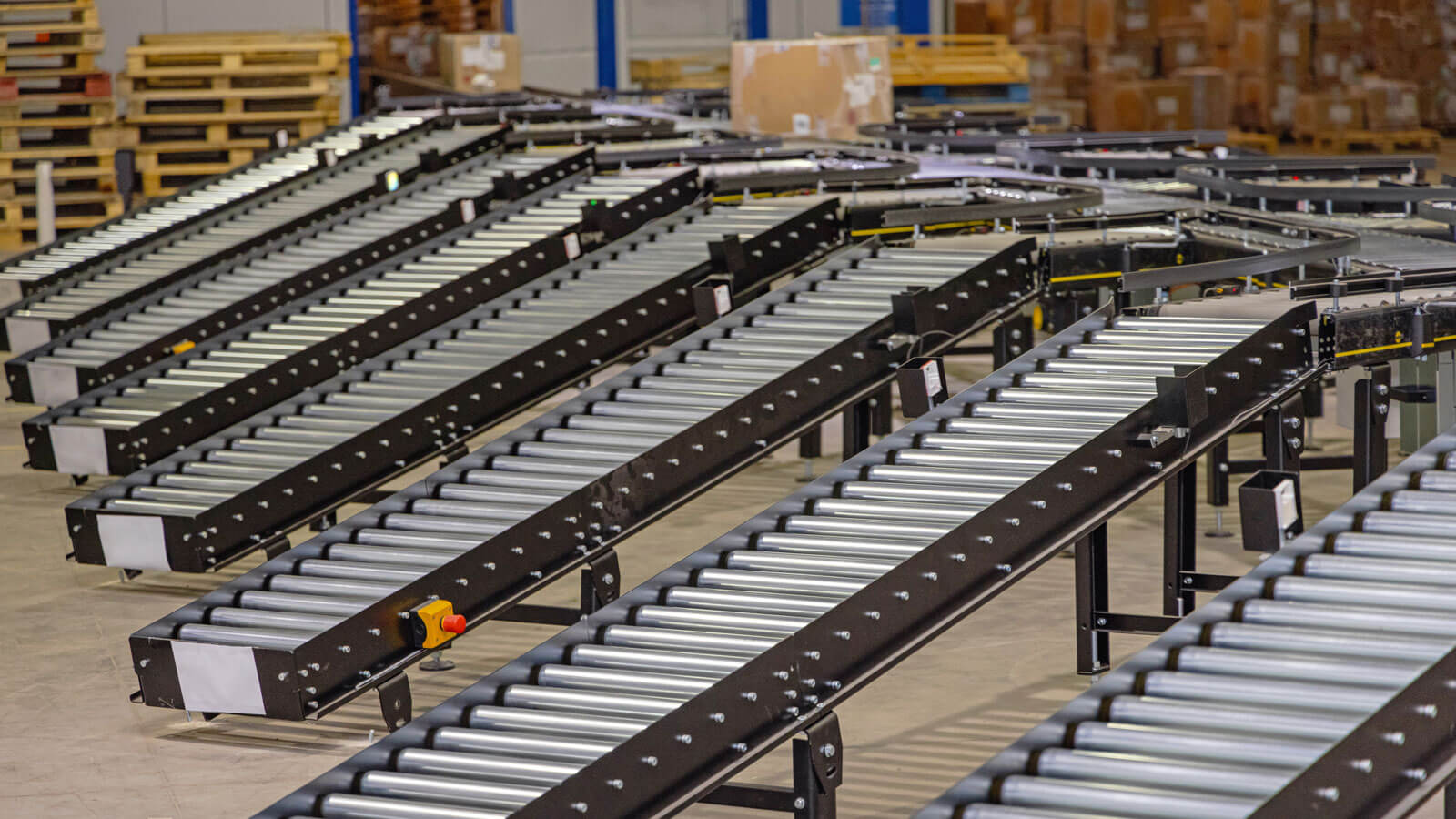 Line-of-Gravity-Conveyors-in-Warehouse